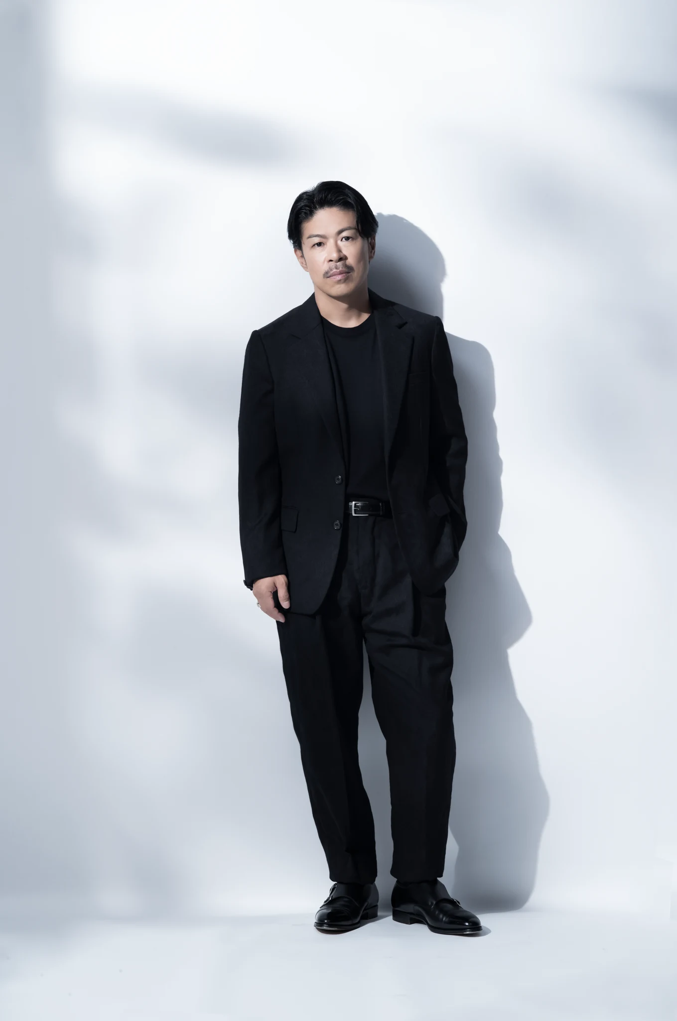 EXILE 松本利夫の全身ポートレート